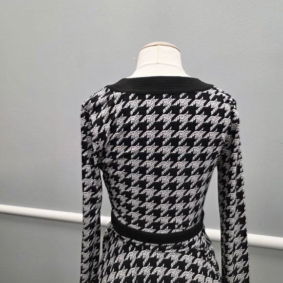 White House Black Market Black and White Houndstooth Long Sleeve Dress - Picture 7 of 11